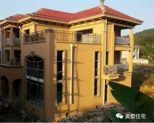 花200万在山区老家建别墅,网友说乡下弄个城堡都是鬼宅!