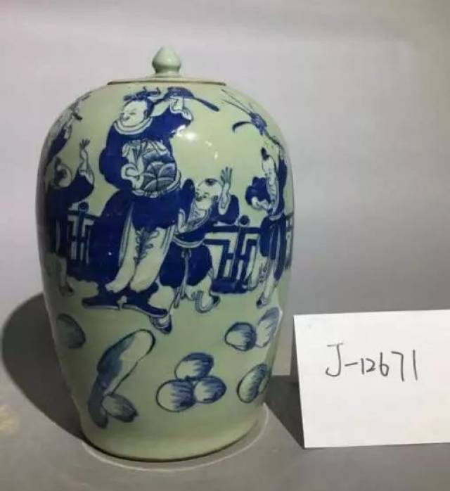 清代早期 青花山水香炉 清代晚期 粉彩博古瓶 粉彩瓷:是在康熙五彩瓷
