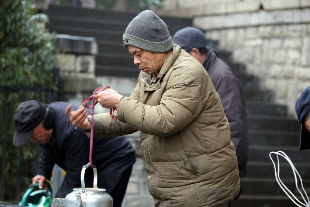 老济南人秉承百年的生活习惯-泉水提水