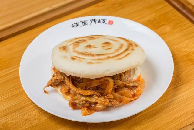 酸辣够味的擀面皮夹进坨坨馍里面,热乎的馍配上凉爽的擀面皮,每一口都