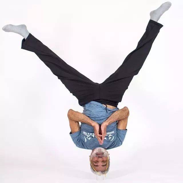一个倒立只用头,一个创造瑜伽轮