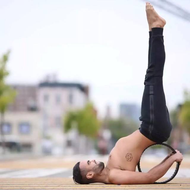 一个倒立只用头,一个创造瑜伽轮