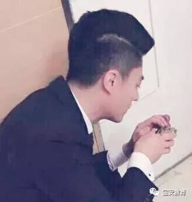 早上起不来床 闹情绪拖延着不想上学 或是面无表情,目光呆滞,沉默少语