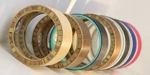 一个倒立只用头,一个创造瑜伽轮