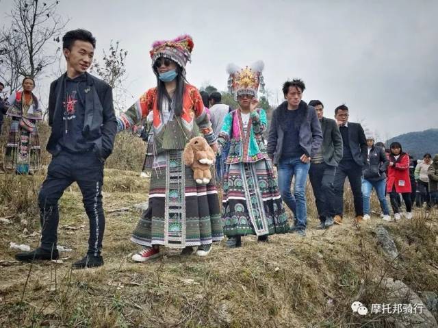 在广西隆林县德峨镇遇到举行"苗族跳坡节"活动,便停车凑热闹.