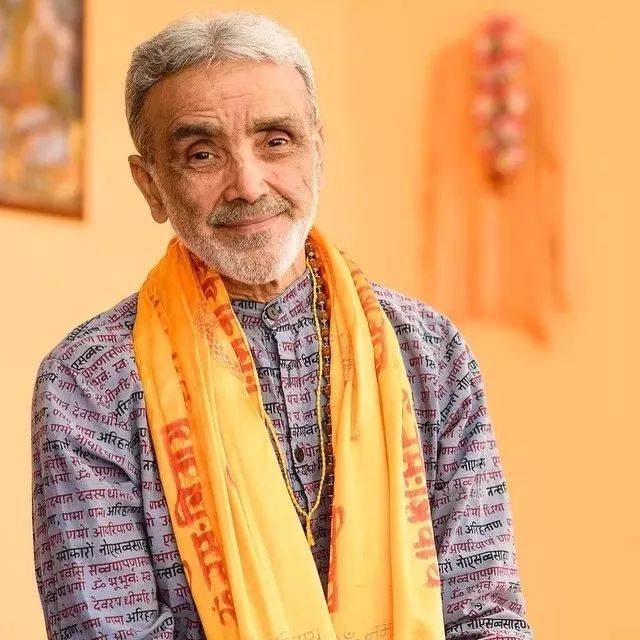 一个倒立只用头,一个创造瑜伽轮