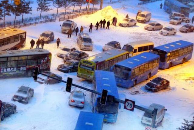 今晚,入冬以来东北最强的雨雪席卷而来,还记得2007年的大雪吗?