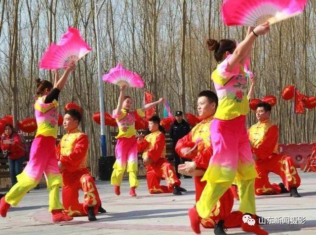 三大秧歌聚商河,锣鼓喧天过大年.