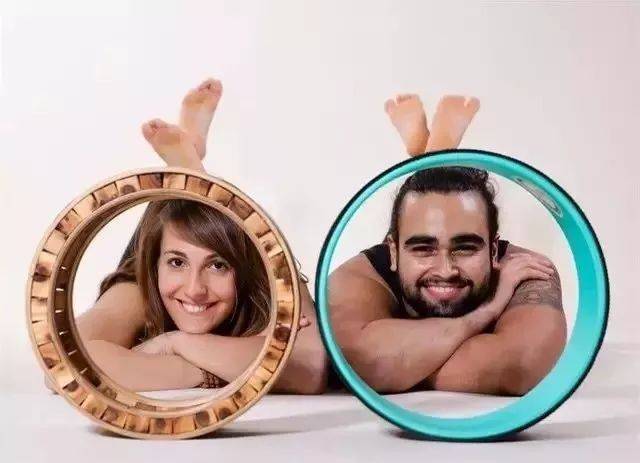 一个倒立只用头,一个创造瑜伽轮