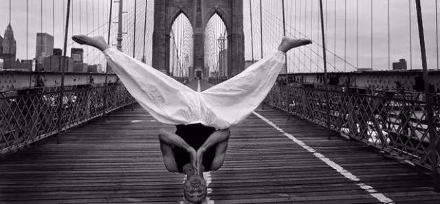 一个倒立只用头,一个创造瑜伽轮