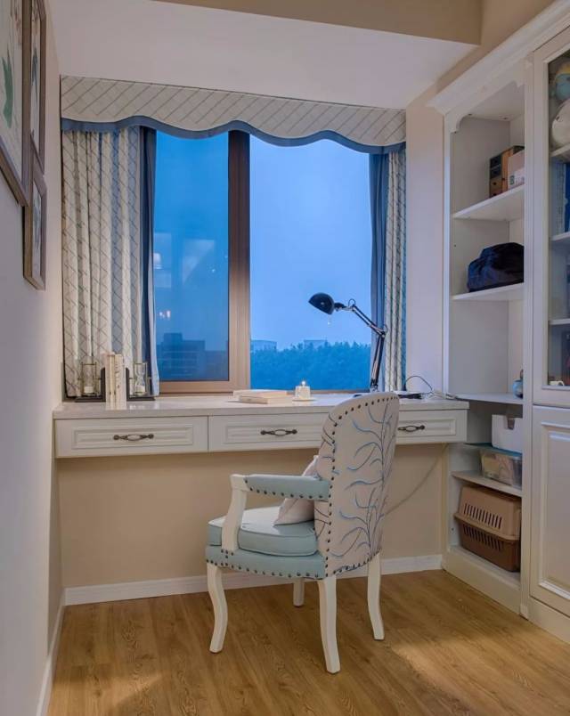 奶咖色的墙面搭配木质地板,增添空间的温暖感,沿着窗边设置书桌,视野