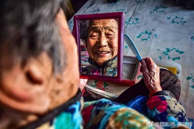 一切处理妥当,老太太还会拿起镜子照一照,每当这时候,老人家满脸的