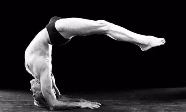 一个倒立只用头,一个创造瑜伽轮