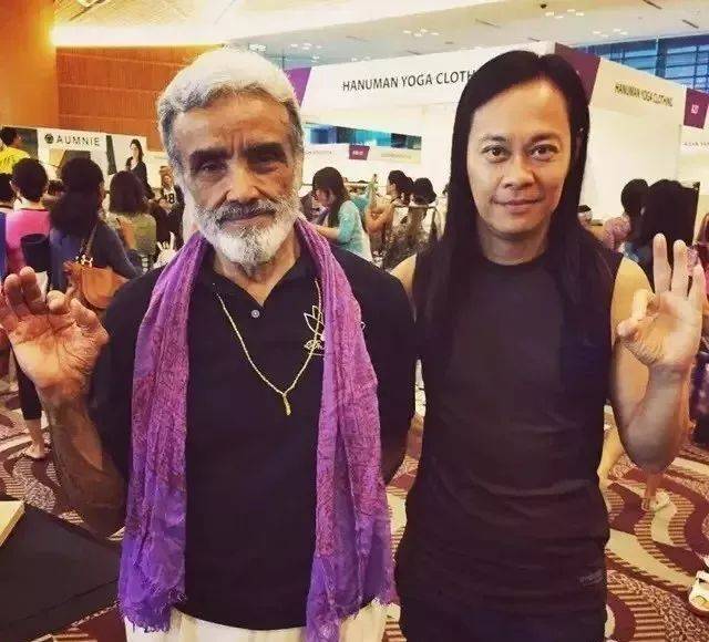 一个倒立只用头,一个创造瑜伽轮