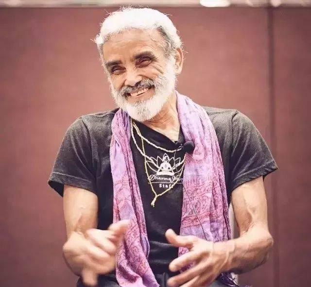 一个倒立只用头,一个创造瑜伽轮