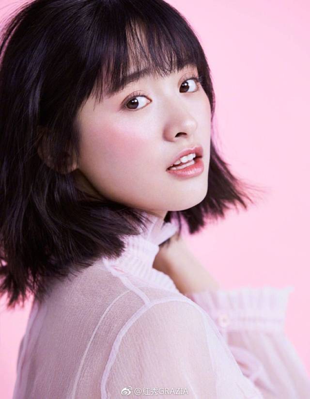 化身二次元女孩登上瑞丽杂志封面