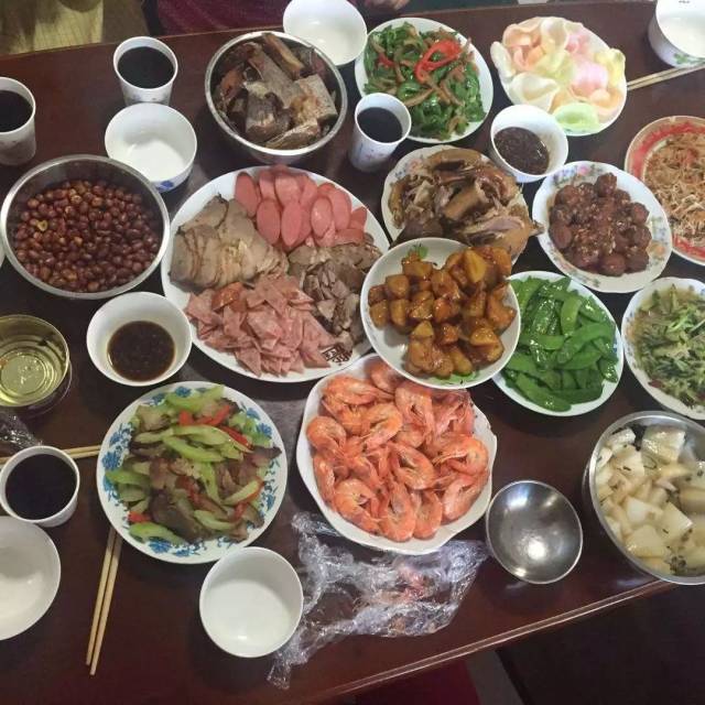 拔丝地瓜和炸花生米,各种蘸酱汁的熟食,简直是北方家庭过年的标配,不