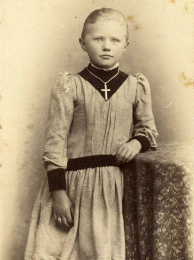 来自德国明信片上的少女,她们的发髻和穿着到极具日耳曼民族的特色