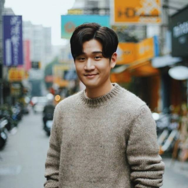 偶像剧《16个夏天》片尾曲〈以后别做朋友〉的22岁新生代男歌手周兴哲