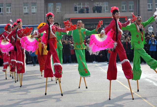 高跷上跳"芭蕾"空中5米飞人,2万人看秧歌爆了棚