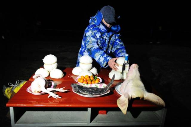 独家披露青岛渔民凌晨祭海 披红肥猪排成一排 祈求平安丰收