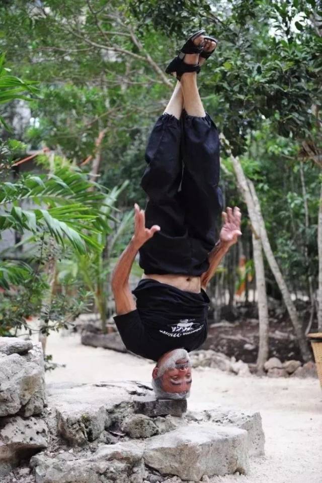 一个倒立只用头,一个创造瑜伽轮