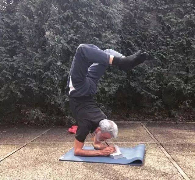 一个倒立只用头,一个创造瑜伽轮