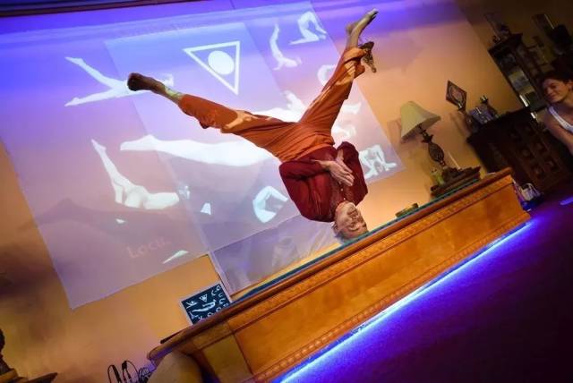 一个倒立只用头,一个创造瑜伽轮