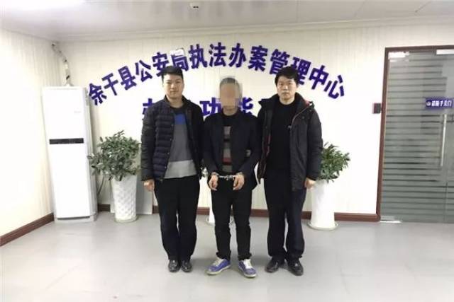 26日余干瑞洪多辆小车被砸,原因竟是大塘小伙心情烦躁