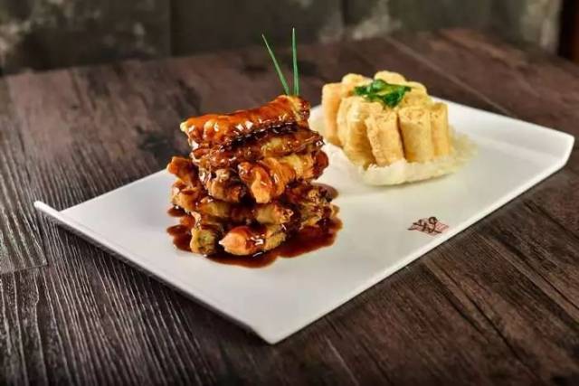 杭帮菜博物馆致力于提供 最正宗的杭州传统名菜,主打特色菜有: 龙井