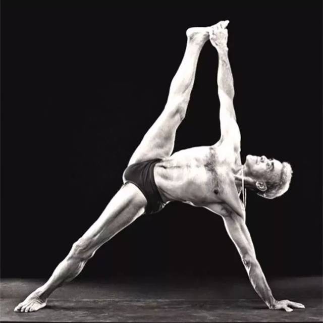 一个倒立只用头,一个创造瑜伽轮