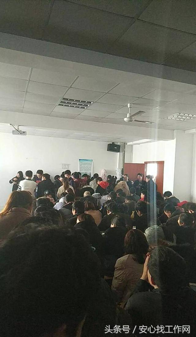 人头攒动,找工作难!招工现场太火爆.进不去还有100好厂请抓紧