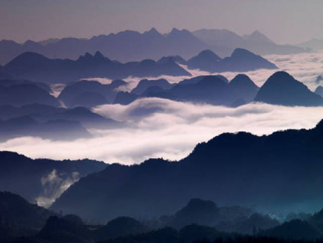 十万大山位于广西西部,绵延起伏长达100多公里,宽40公里.图片