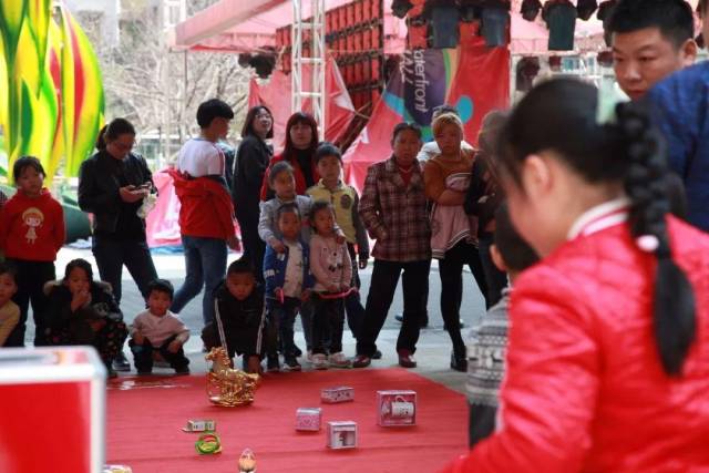 书画大师现场展示 现场邀请知名书法家贾天佑老师 为大家带来书画展示