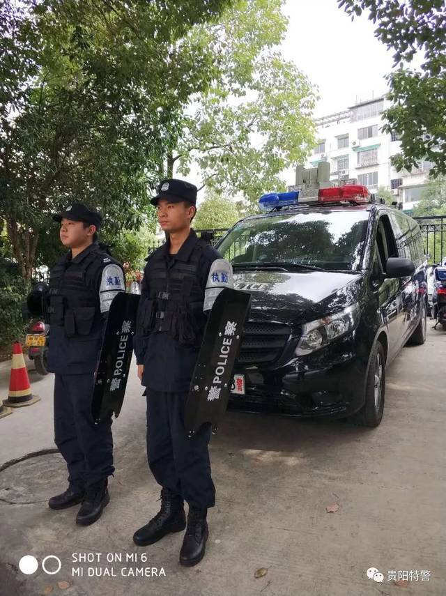 一面特警掷地有声的守卫,一面特警别出心裁的元宵