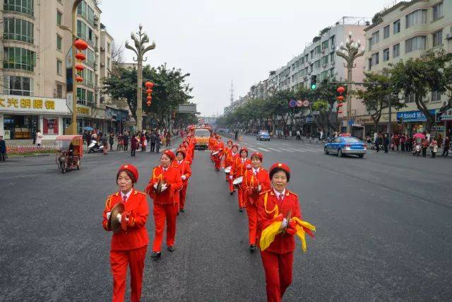 崇城锣鼓喧天,舞龙游街闹元宵!