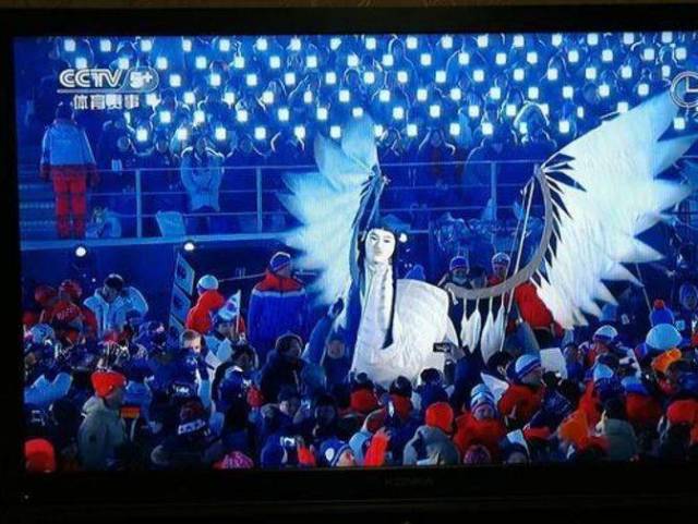 韩国平昌冬奥会举行闭幕式上出现的一幕,竟然吓都不少人手机都摔了.