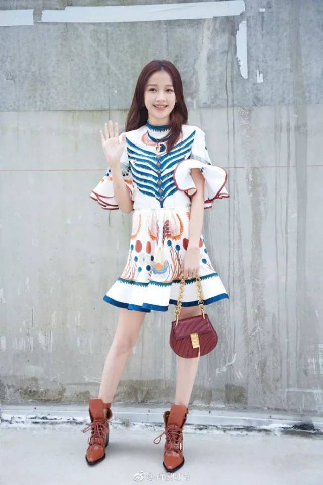 影视明星频频时装周打卡，资源进阶之路必通关时尚？