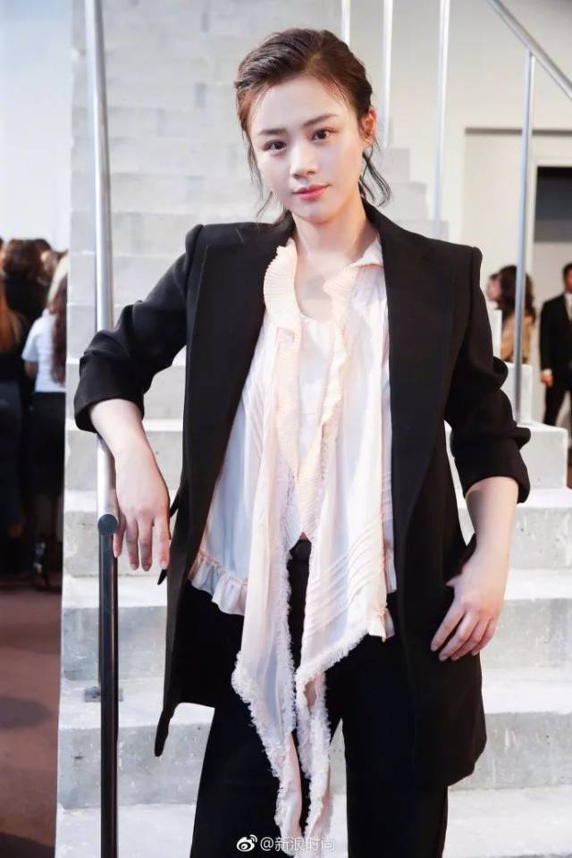 影视明星频频时装周打卡，资源进阶之路必通关时尚？