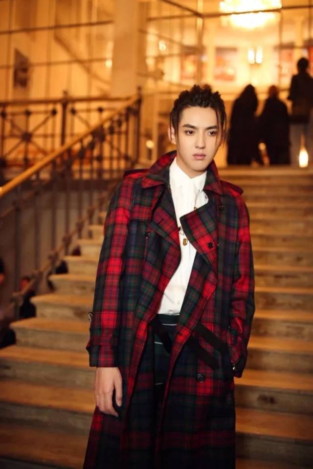 影视明星频频时装周打卡，资源进阶之路必通关时尚？