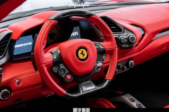 方向盘按照赛车标准打造,方向盘
