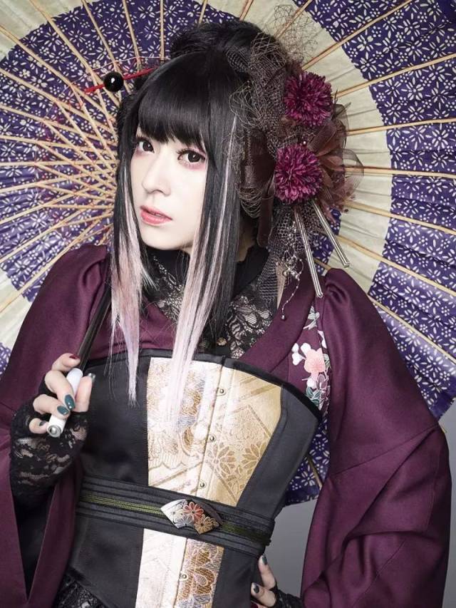 艺名"铃华优子"的"华"是从吟名「晟华」而来.