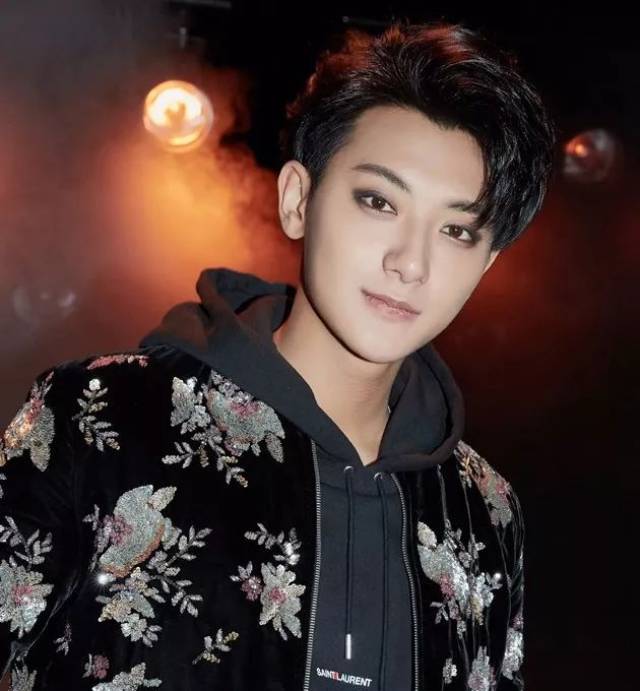 影视明星频频时装周打卡，资源进阶之路必通关时尚？