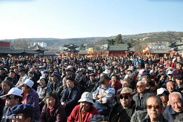 古城天水万人空巷看大戏,伏羲庙春节文化庙会人山人海(天之水网组图)