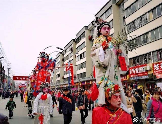 陕西陇县今年的赛社火就是不一样 着装古朴原始脸谱人物鲜明