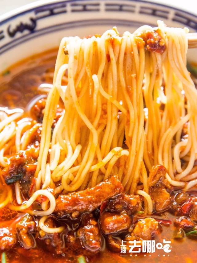 辣肉面也是上海特色面,辣肉丁铺满了整碗面,红油辣汤,光看着就让人
