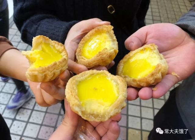 一个蛋挞就有半个手掌那么大,吃两个有点噔,点单请谨慎.