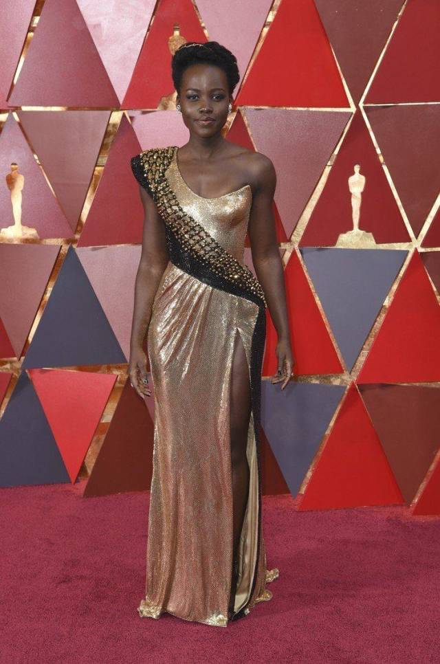 黑人女星lupita nyong'o的versace金色不对称长礼服,衬托她的气质,也