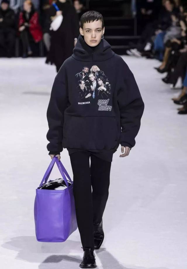 勾勒出模特们的身形尽显风骚,廓形一直是balenciaga最为擅长演绎的