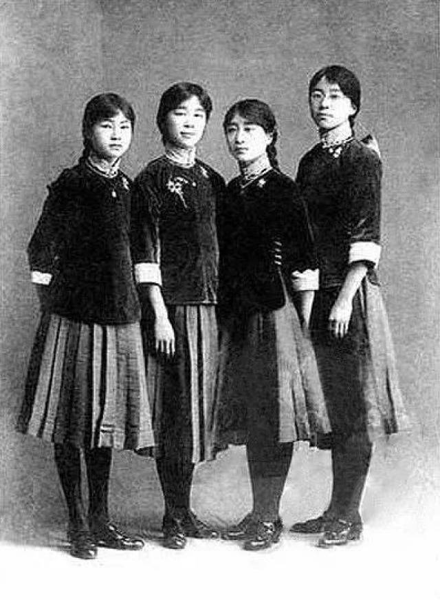 年代 1930年10月参加国货时装博览会表演的务本女中学生 由满汉服装